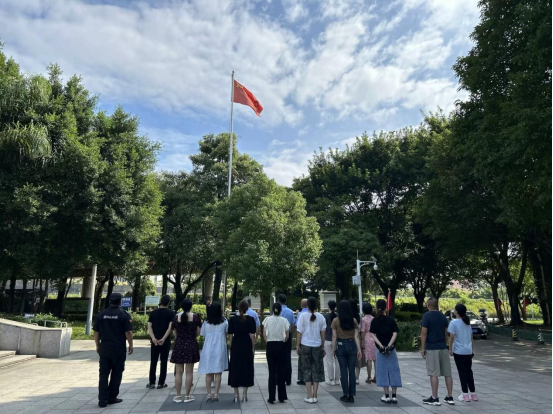 福州科技馆举行庆祝新中国成立74周年“迎国庆升国旗”仪式
