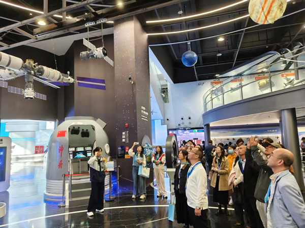 海峡两岸青少年科学教育界代表参观福州科技馆 海峡两岸青少年科学教育界代表参观福州科技馆