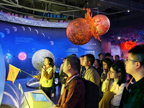海峡两岸青少年科学教育界代表参观福州科技馆 海峡两岸青少年科学教育界代表参观福州科技馆