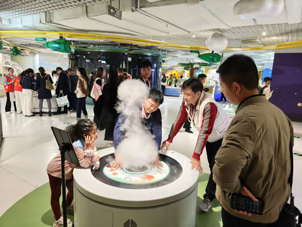 海峡两岸青少年科学教育界代表参观福州科技馆 海峡两岸青少年科学教育界代表参观福州科技馆