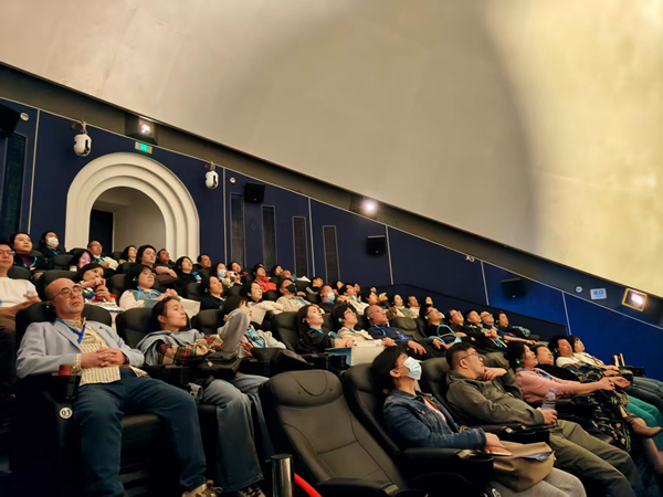 海峡两岸青少年科学教育界代表参观福州科技馆 海峡两岸青少年科学教育界代表参观福州科技馆