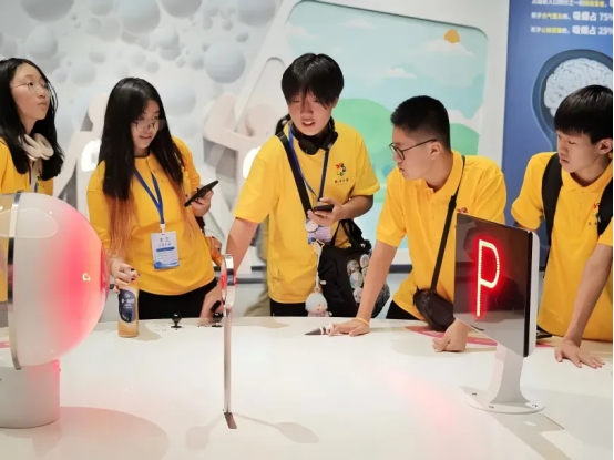 探索科技前沿 感受创新福州 ——“亲情中华· 中国寻根之旅”夏令营走进福州科技馆 探索科技前沿 感受创新福州 ——“亲情中华· 中国寻根之旅”夏令营走进福州科技馆