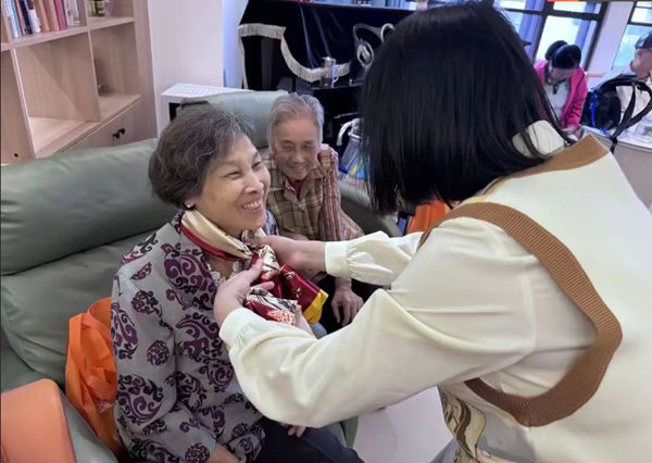 二支部进社区开展“情暖金秋,爱在重阳”主题活动 二支部进社区开展“情暖金秋,爱在重阳”主题活动